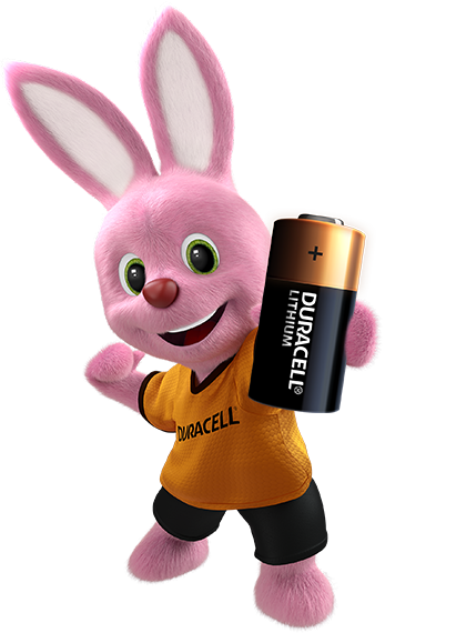 Bunny hält Duracell Batterie CR2